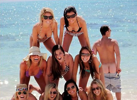 Bikini Photobombs (25 pics)