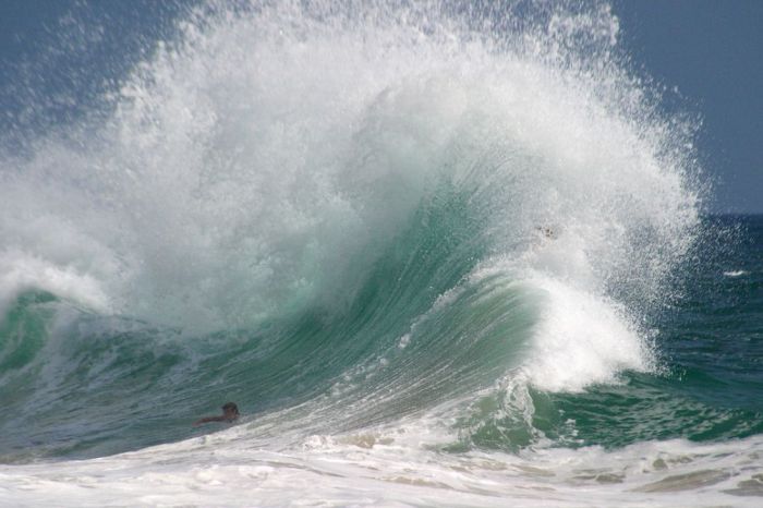 Waves of Victoria Beach in Laguna Beach, California (15 pics)