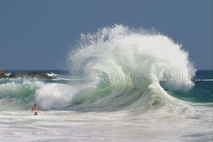 Waves of Victoria Beach in Laguna Beach, California (15 pics)