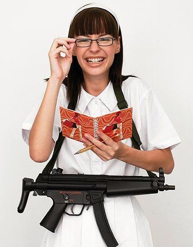 Girls With Guns (43 pics)