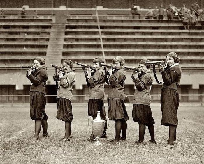 Girls With Guns (43 pics)