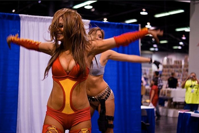 The Best Cleavage of Comic Con 2010 (14 pics)