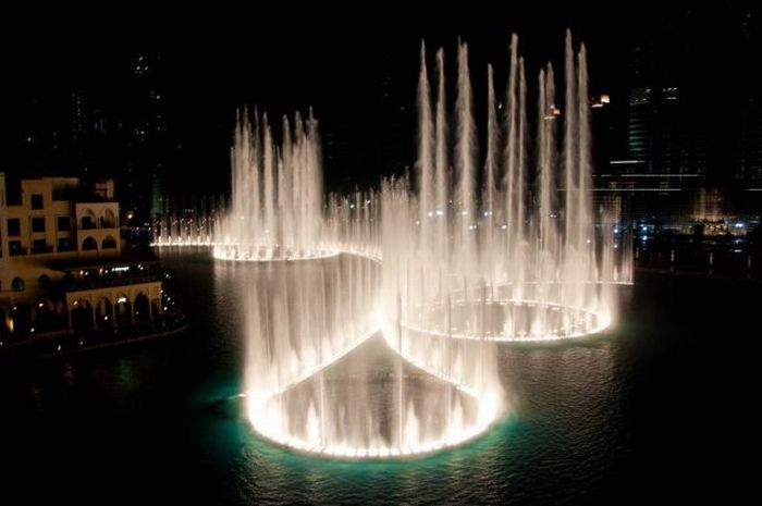 Amazing Water Fountain of Burj Dubai Lake (20 pics + 1 video)