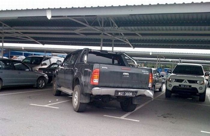 Crash parking. Плохая парковка. Диагональная парковка фото.