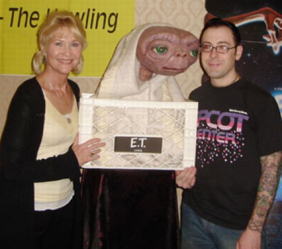 The Biggest E.T. Fan in the World (8 pics)