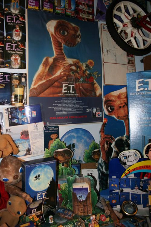 The Biggest E.T. Fan in the World (8 pics)