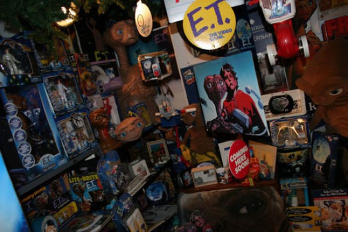 The Biggest E.T. Fan in the World (8 pics)