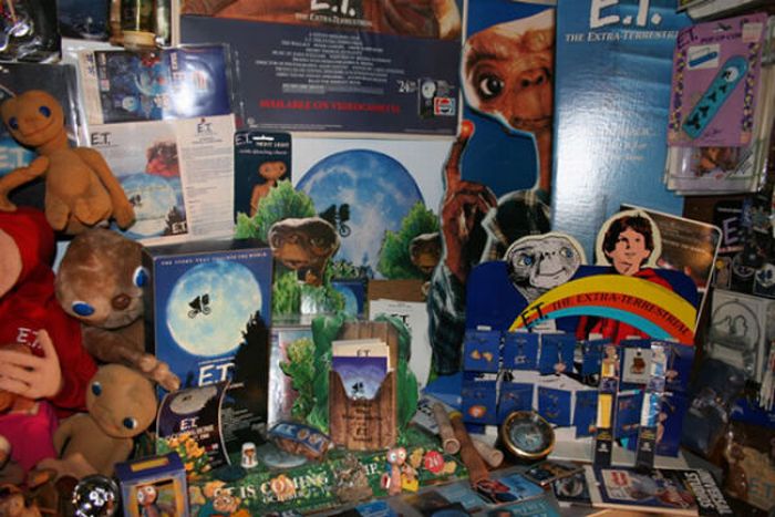 The Biggest E.T. Fan in the World (8 pics)