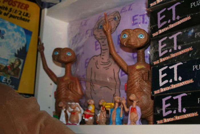 The Biggest E.T. Fan in the World (8 pics)