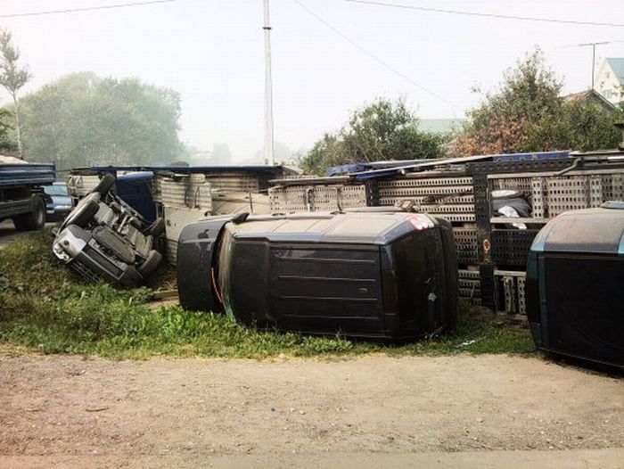 How to Destroy Five Land Rovers at Once (10 pics)