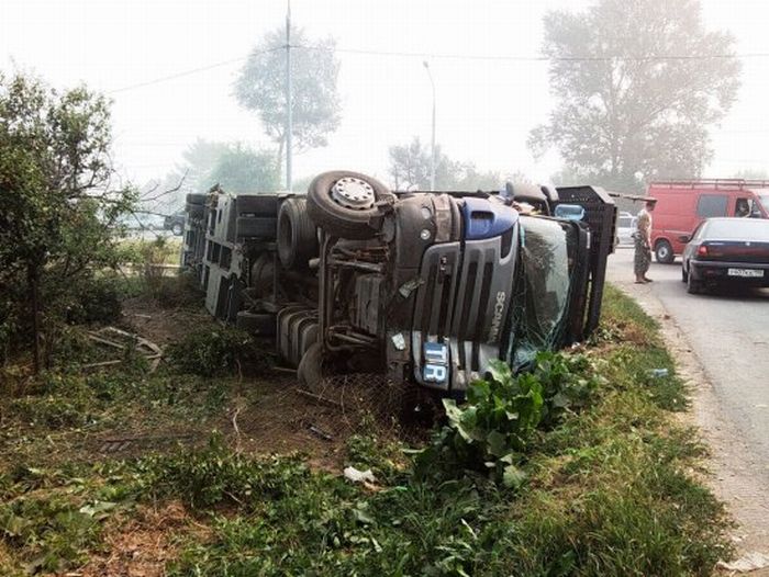 How to Destroy Five Land Rovers at Once (10 pics)