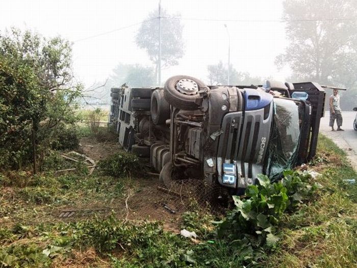 How to Destroy Five Land Rovers at Once (10 pics)