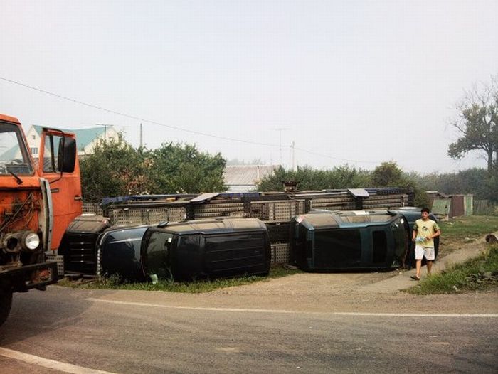 How to Destroy Five Land Rovers at Once (10 pics)