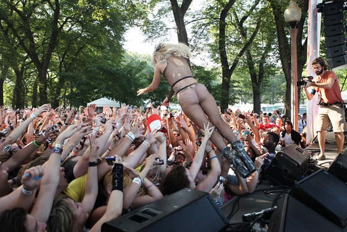 Lady Gaga Goes Crowd Surfing (17 pics + video)