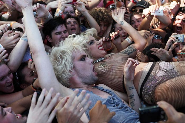 Lady Gaga Goes Crowd Surfing (17 pics + video)