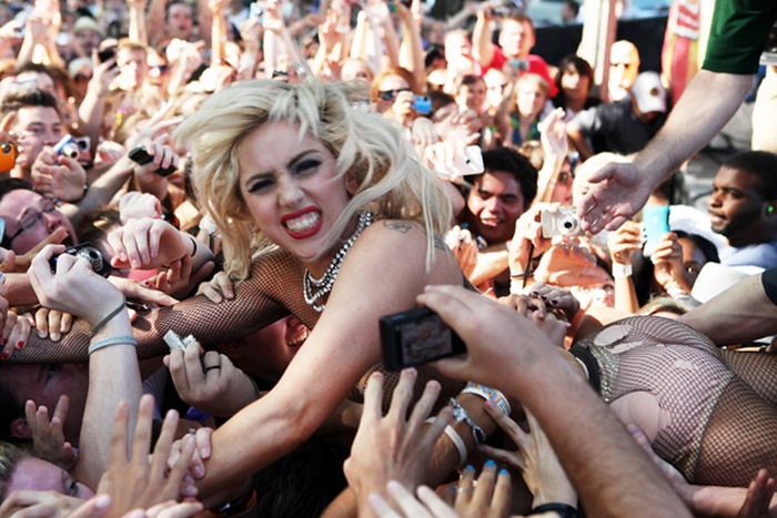 Lady Gaga Goes Crowd Surfing (17 pics + video)