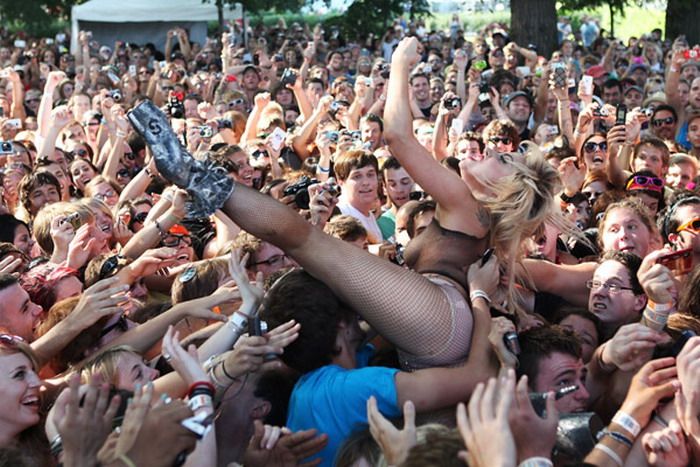 Lady Gaga Goes Crowd Surfing (17 pics + video)