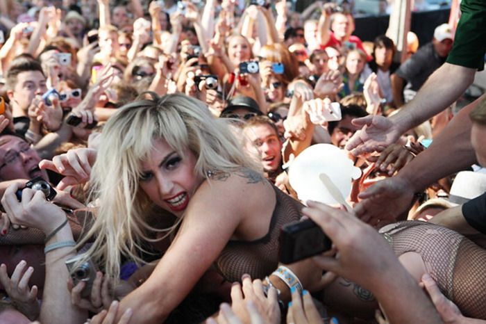 Lady Gaga Goes Crowd Surfing (17 pics + video)