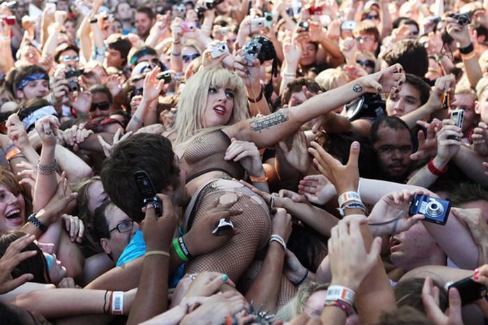 Lady Gaga Goes Crowd Surfing (17 pics + video)