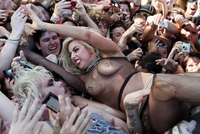 Lady Gaga Goes Crowd Surfing (17 pics + video)