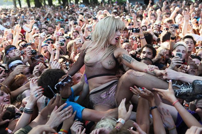 Lady Gaga Goes Crowd Surfing (17 pics + video)