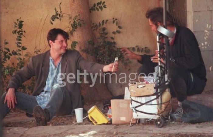 Keanu Reeves Spending His Time with Homeless Guy (6 pics)