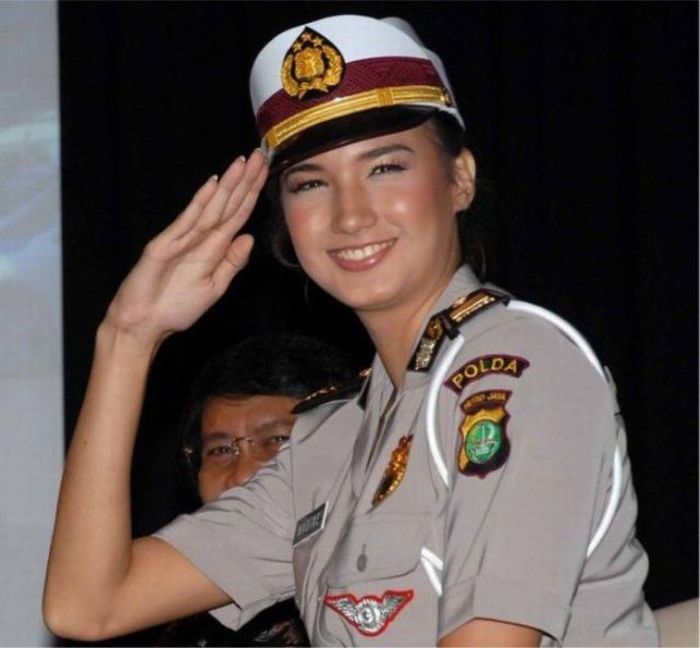 Beautiful Policewomen (35 pics)