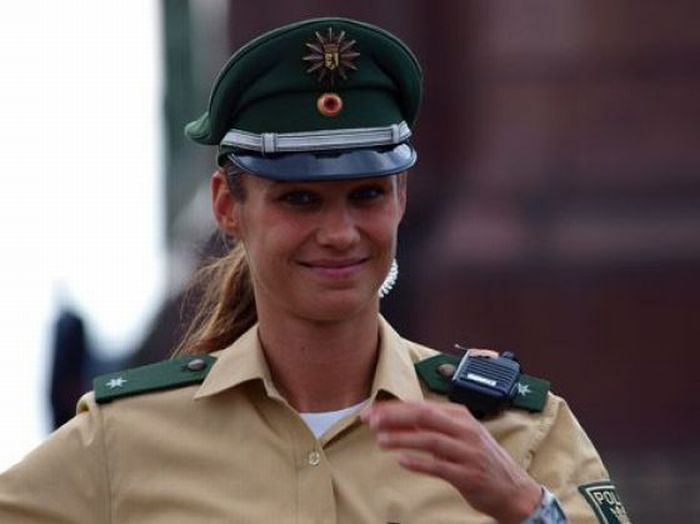 Beautiful Policewomen (35 pics)