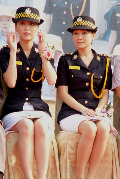 Beautiful Policewomen (35 pics)