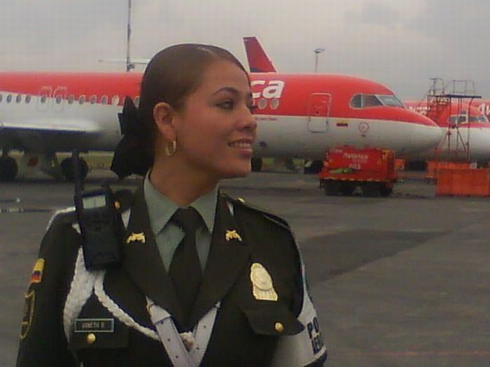 Beautiful Policewomen (35 pics)