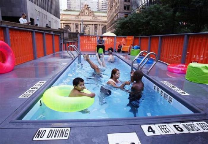 Swimming Pools in Dumpsters (11 pics)