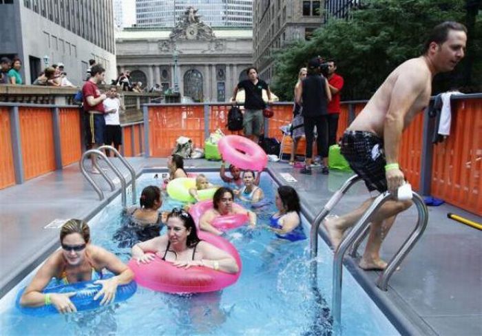 Swimming Pools in Dumpsters (11 pics)