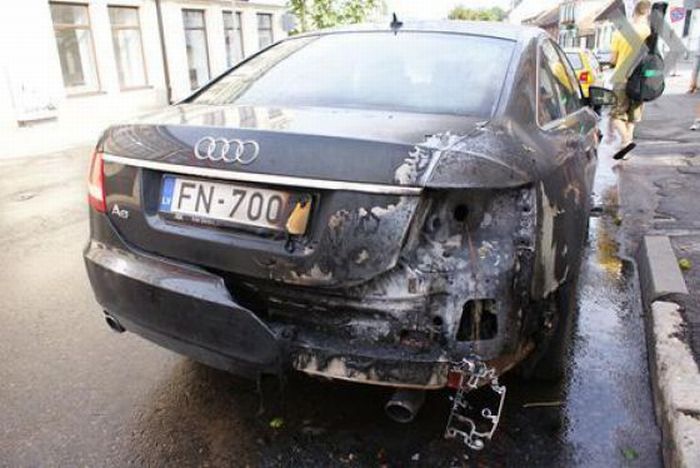 What Happens When Lightning Strikes a Car (3 pics)