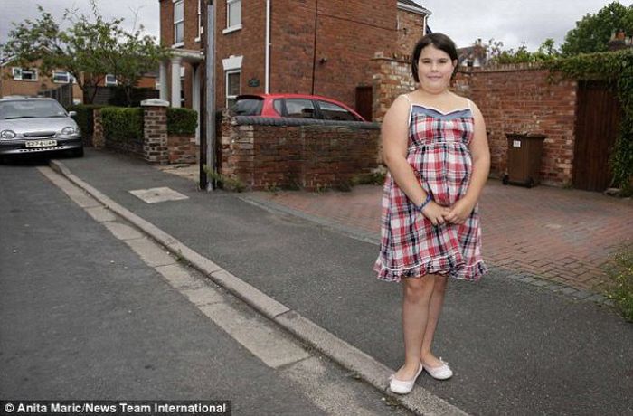 10-Year-Old Girl's Body on Google Street View (5 pics)