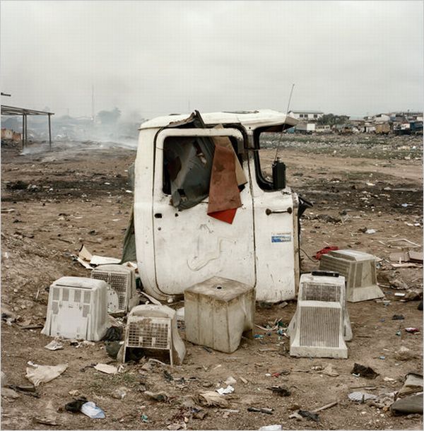 Graveyard for Dead Computers in Ghana (16 pics)