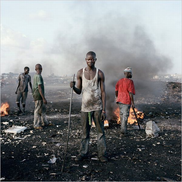 Graveyard for Dead Computers in Ghana (16 pics)