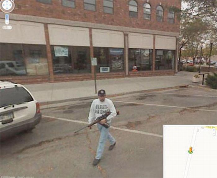 Top Ten Google Street View Photobombs (10 pics)