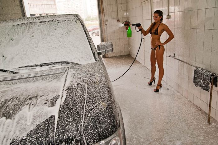 Bikini Car Wash in Moscow (26 pics)