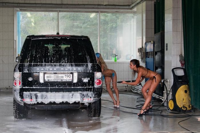 Bikini Car Wash in Moscow (26 pics)