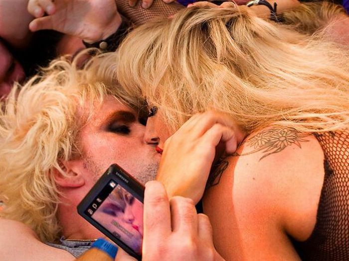 The Most Unusual Celebrity Kisses (36 pics)