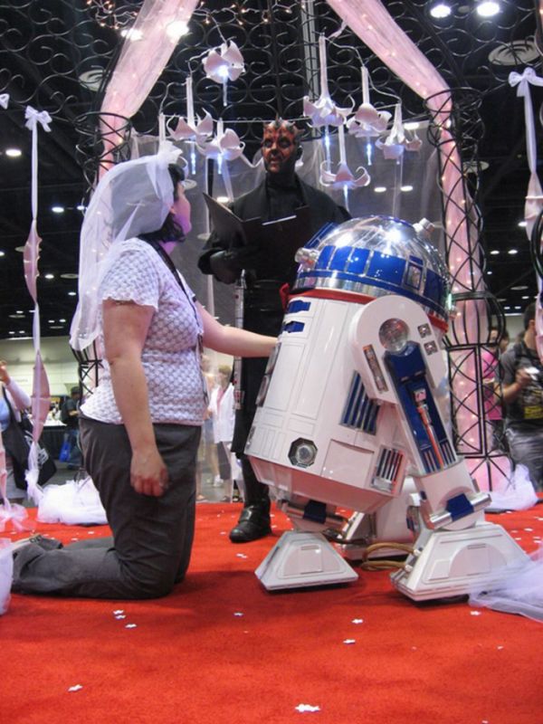 Woman Married R2-D2 (10 pics)