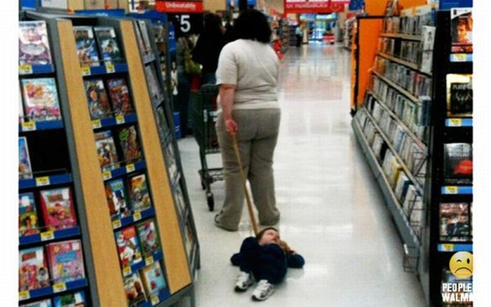 Top 10 Parenting Fails at Walmart (10 pics)