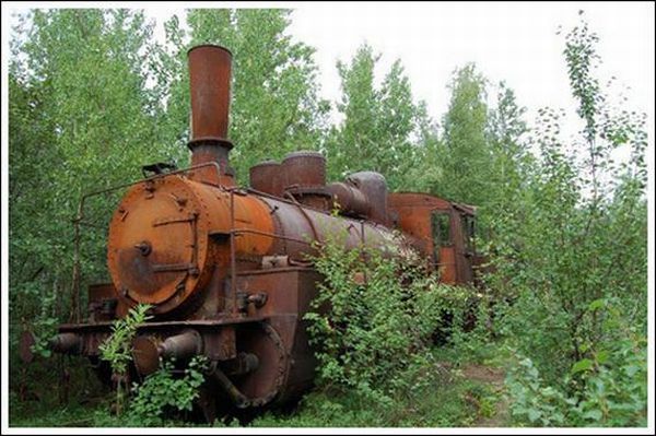 Abandoned Railroad With a Train (45 pics)