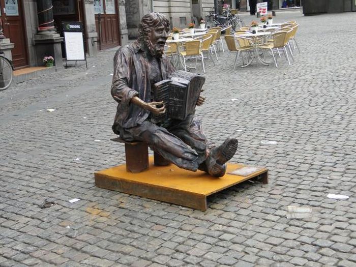 Sculptures of Homeless People (19 pics)