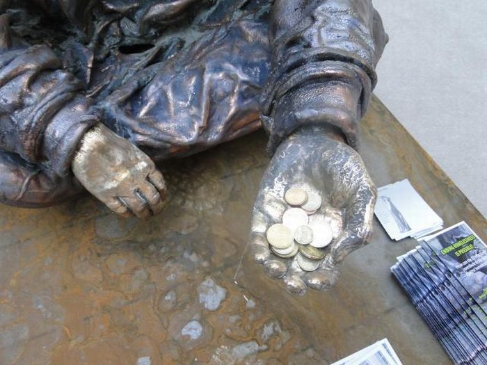 Sculptures of Homeless People (19 pics)