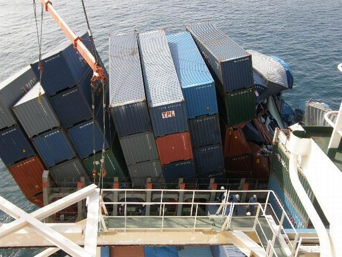 Bad Things That Can Happen to a Container Ship (95 pics)
