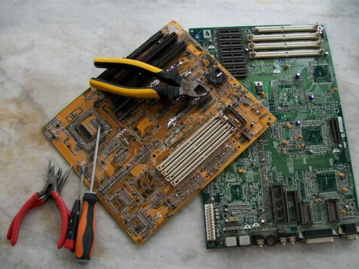 Process of Gold Extraction from Motherboards (18 pics)