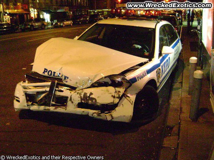 Разбитые полицейские машины. Ломаные машины полиции. Разбитая Полицейская машина.