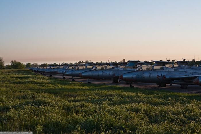 Abandoned Soviet Airfield in Ukraine (42 pics)