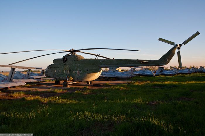 Abandoned Soviet Airfield in Ukraine (42 pics)